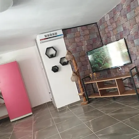 Schoene Im Gruenen Mit Privater Pool Und Meeresblick Apartmán