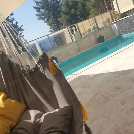 Schoene Im Gruenen Mit Privater Pool Und Meeresblick
