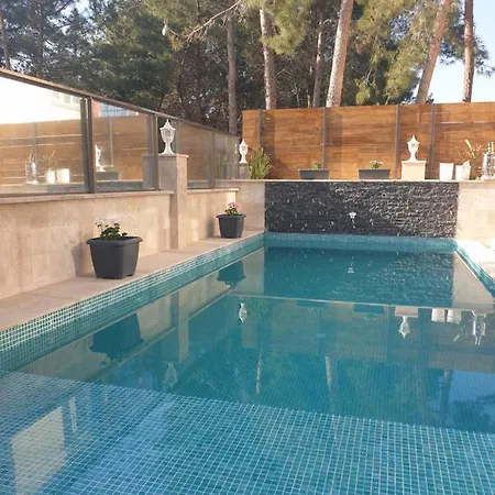 Schoene Im Gruenen Mit Privater Pool Und Meeresblick Kusadası